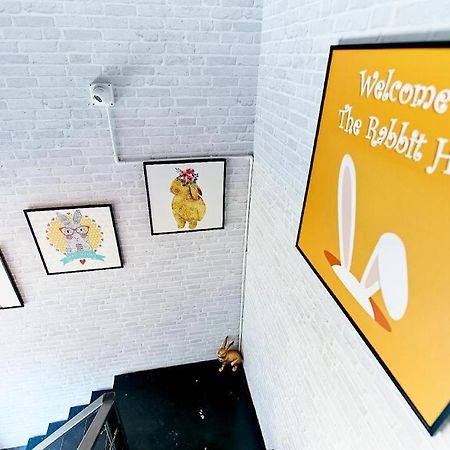 בנגקוק The Rabbit'S Hole Hostel מראה חיצוני תמונה
