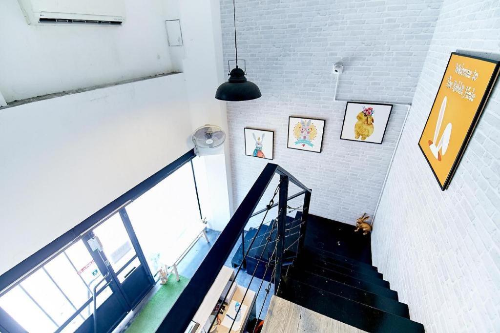 בנגקוק The Rabbit'S Hole Hostel מראה חיצוני תמונה