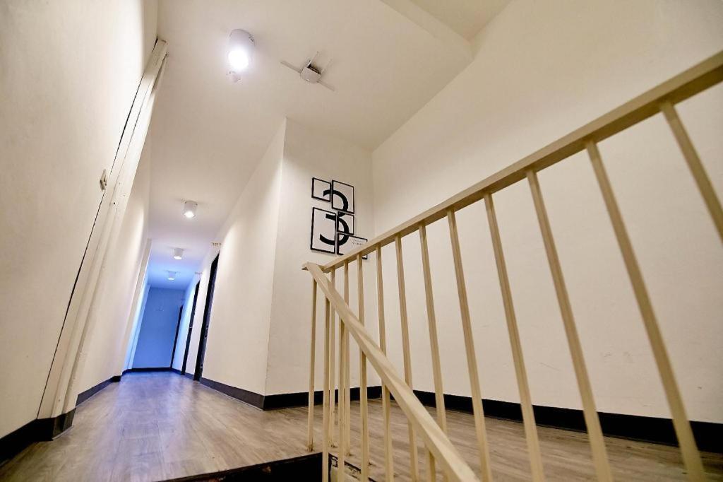 בנגקוק The Rabbit'S Hole Hostel מראה חיצוני תמונה