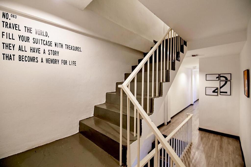 בנגקוק The Rabbit'S Hole Hostel מראה חיצוני תמונה