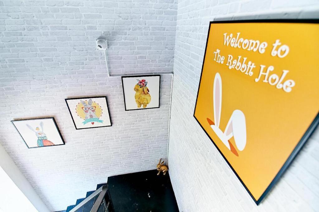 בנגקוק The Rabbit'S Hole Hostel מראה חיצוני תמונה