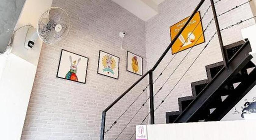 בנגקוק The Rabbit'S Hole Hostel מראה חיצוני תמונה