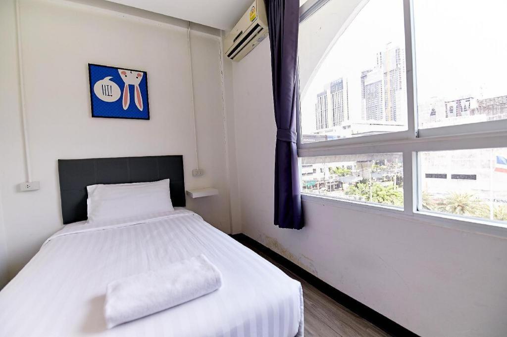 בנגקוק The Rabbit'S Hole Hostel מראה חיצוני תמונה
