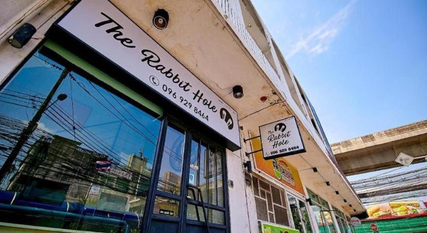 בנגקוק The Rabbit'S Hole Hostel מראה חיצוני תמונה