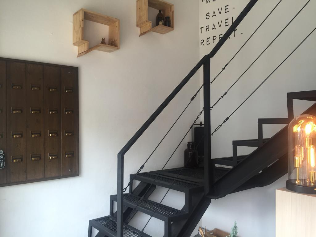 בנגקוק The Rabbit'S Hole Hostel מראה חיצוני תמונה