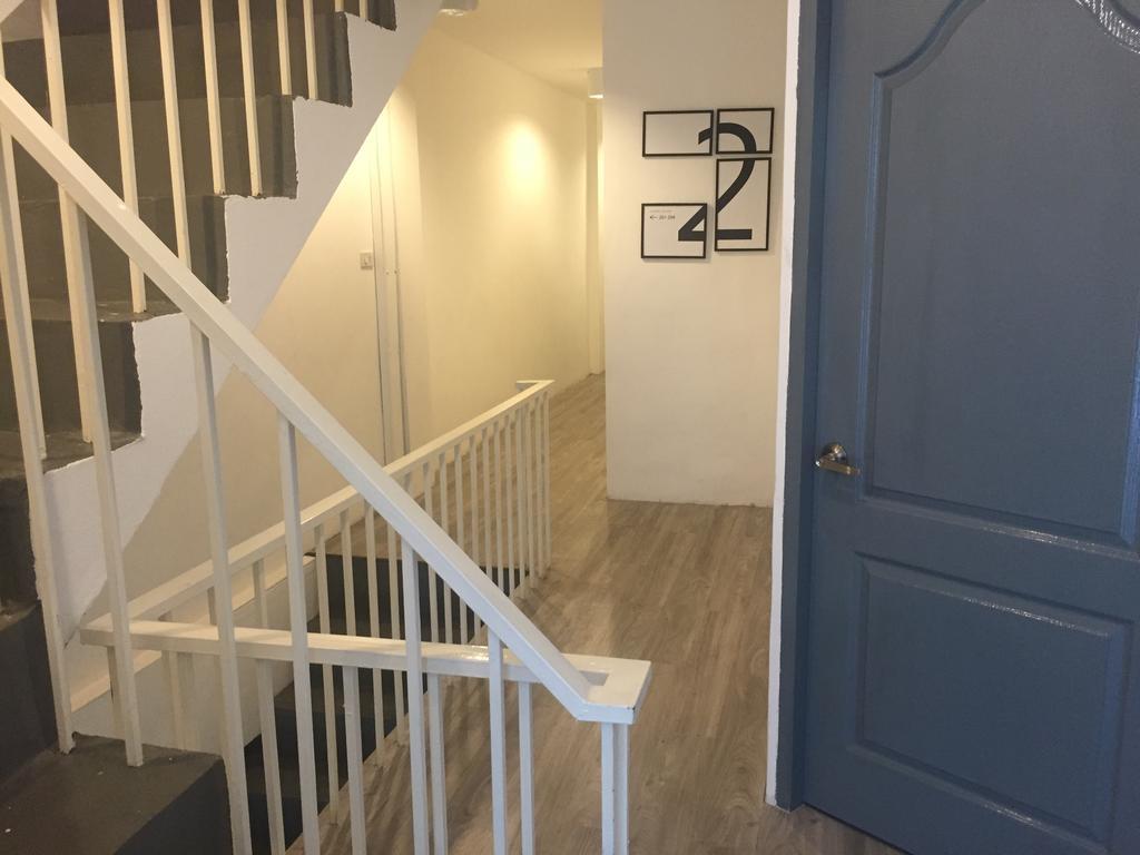 בנגקוק The Rabbit'S Hole Hostel מראה חיצוני תמונה